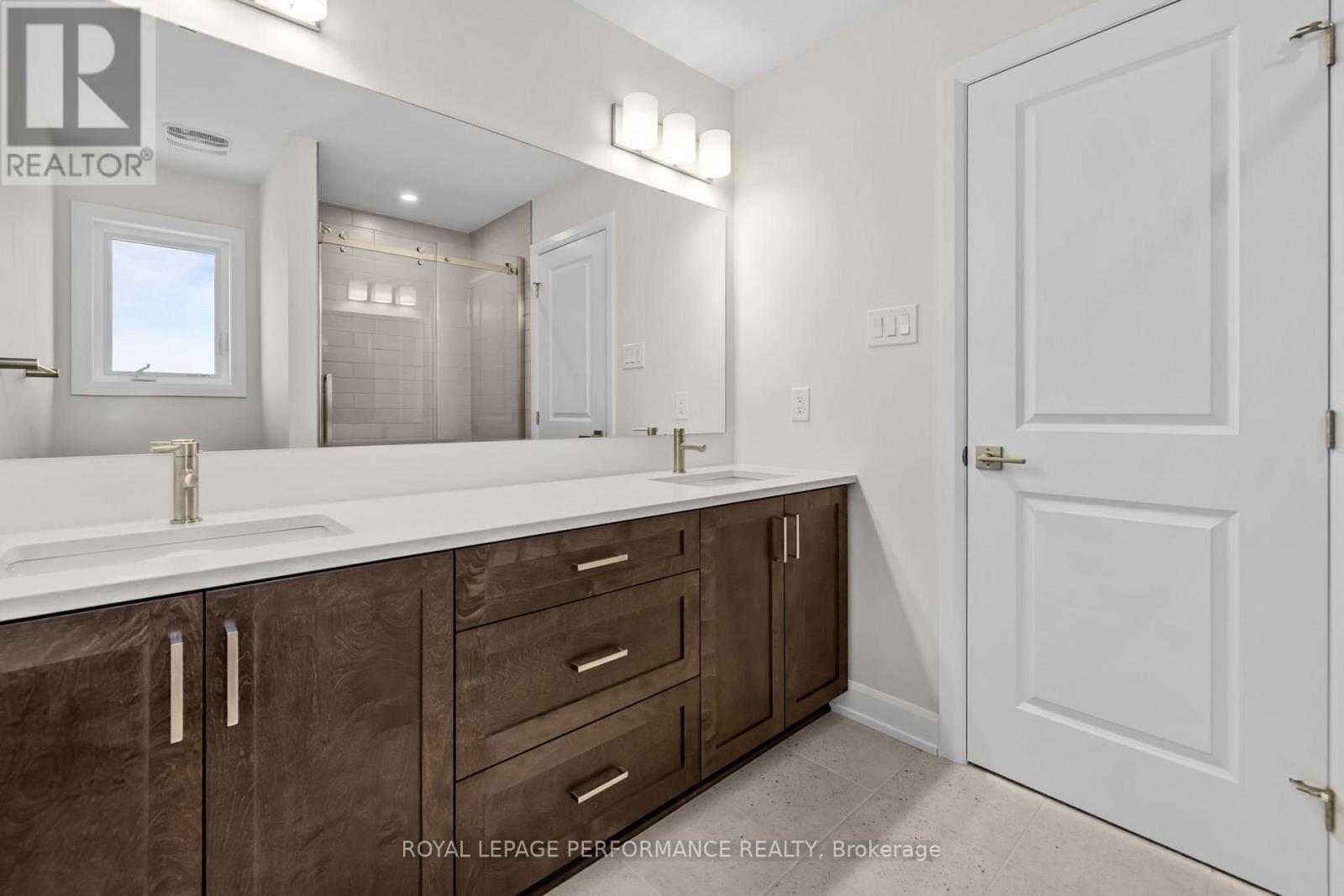 10 Academie Street, Russell, ON - Indoor Photo Showing Bathroom