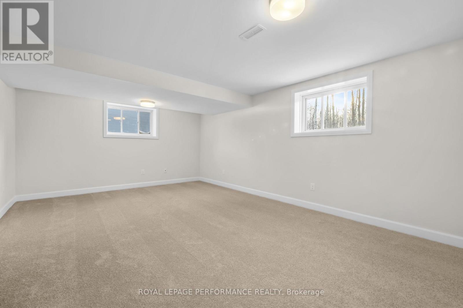 10 Academie Street, Russell, ON - Indoor Photo Showing Other Room