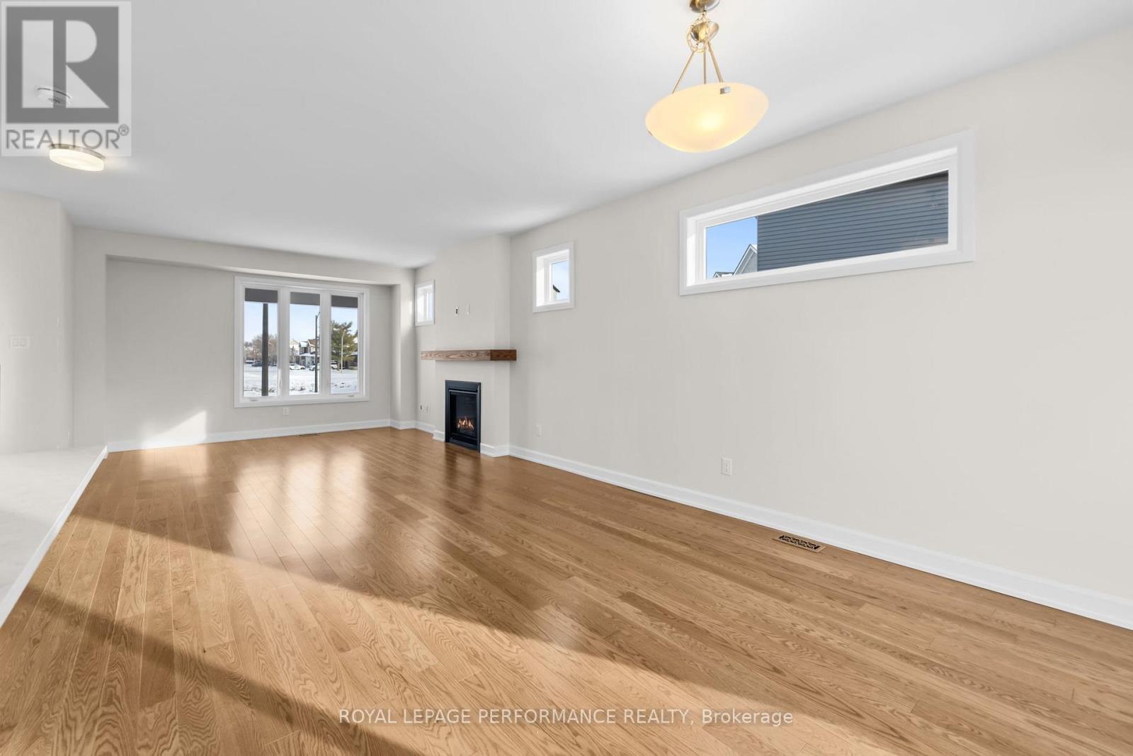 10 Academie Street, Russell, ON - Indoor