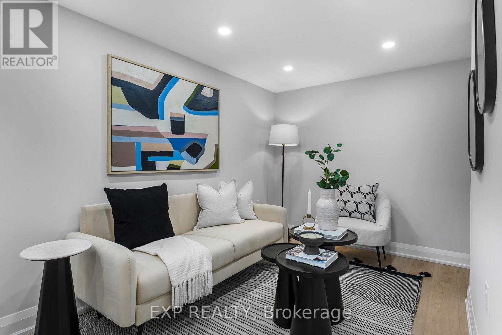 237 Adair Avenue N, Hamilton, ON - Indoor Photo Showing Living Room