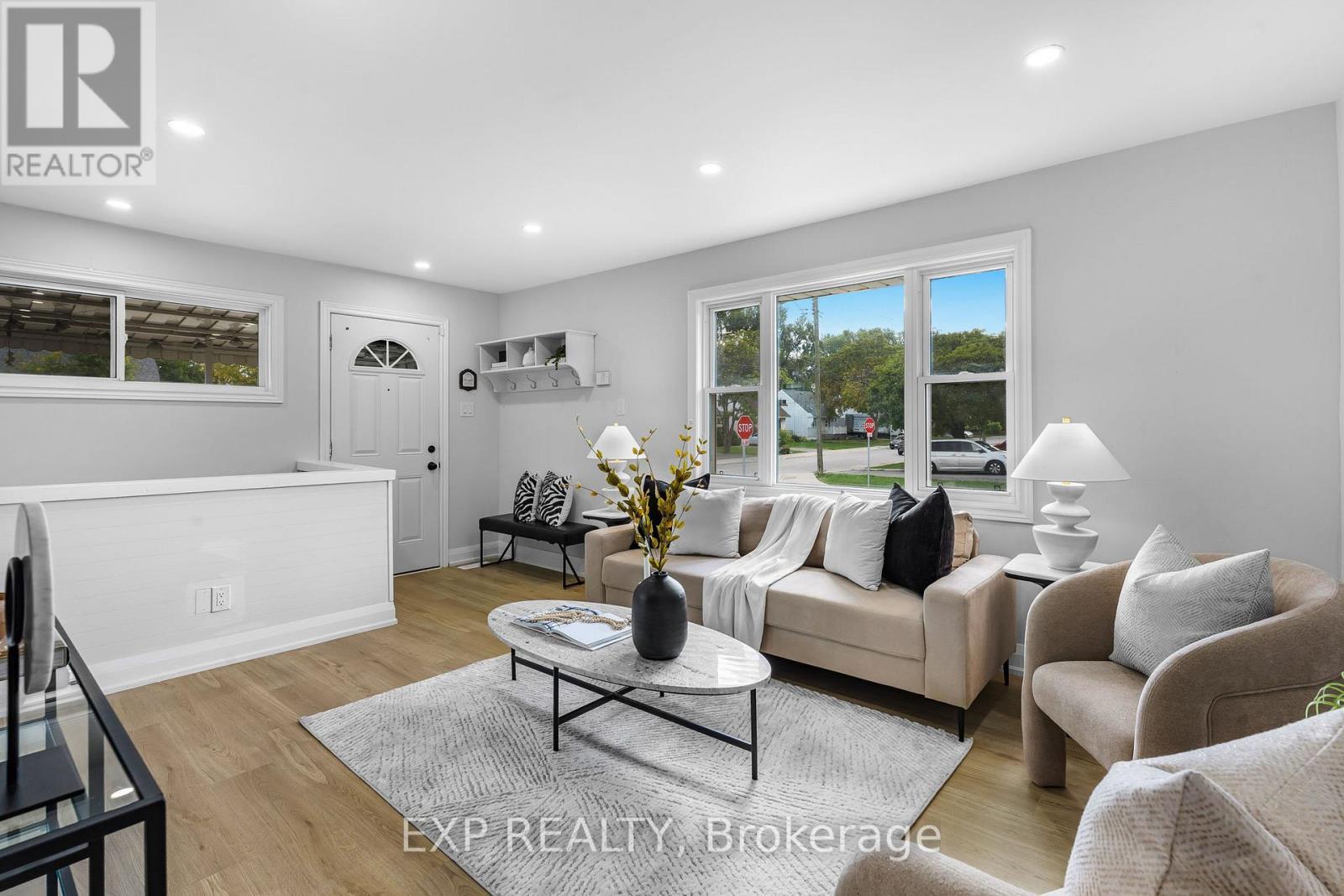 237 Adair Avenue N, Hamilton, ON - Indoor Photo Showing Living Room