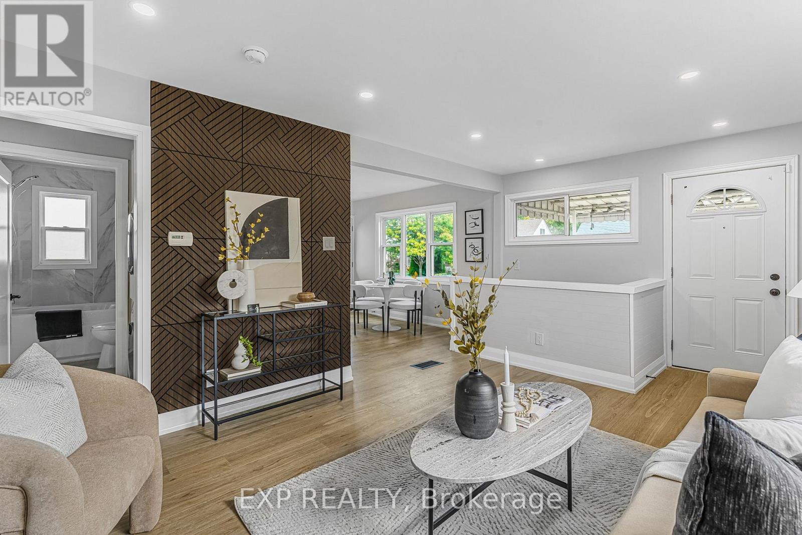 237 Adair Avenue N, Hamilton, ON - Indoor Photo Showing Living Room