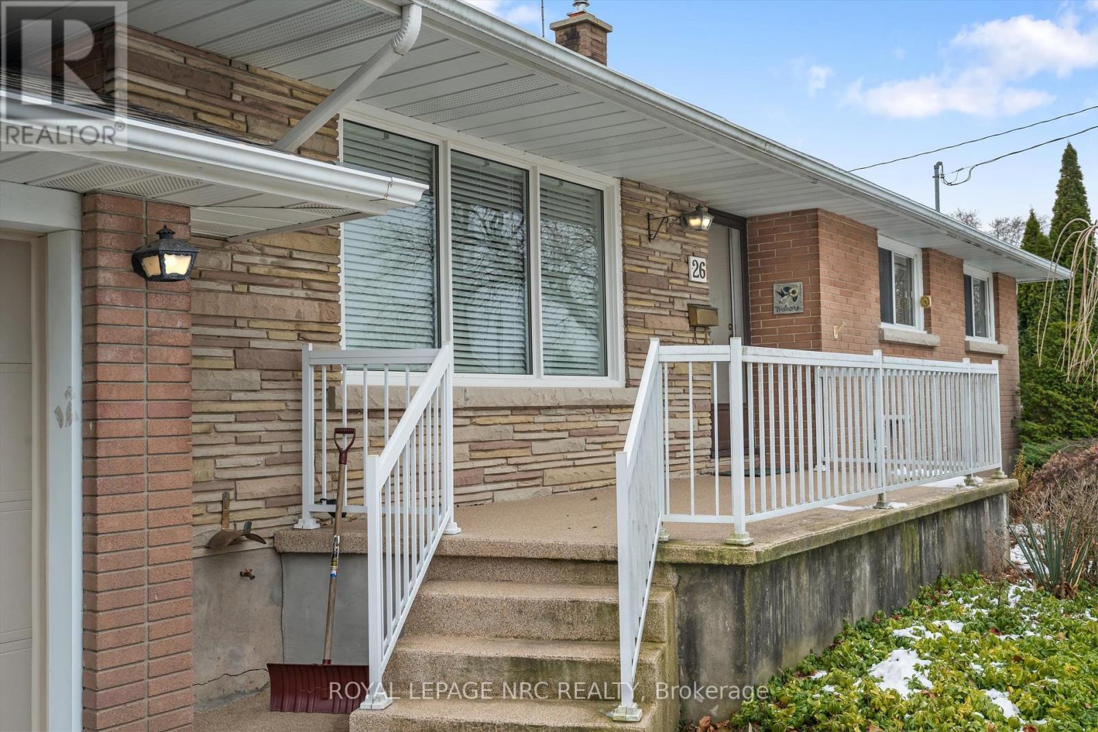 Coated steps & porch for looks & safety - 26 Southdale Drive, St. Catharines (Vine/Linwell), ON - Outdoor With Deck Patio Veranda With Exterior