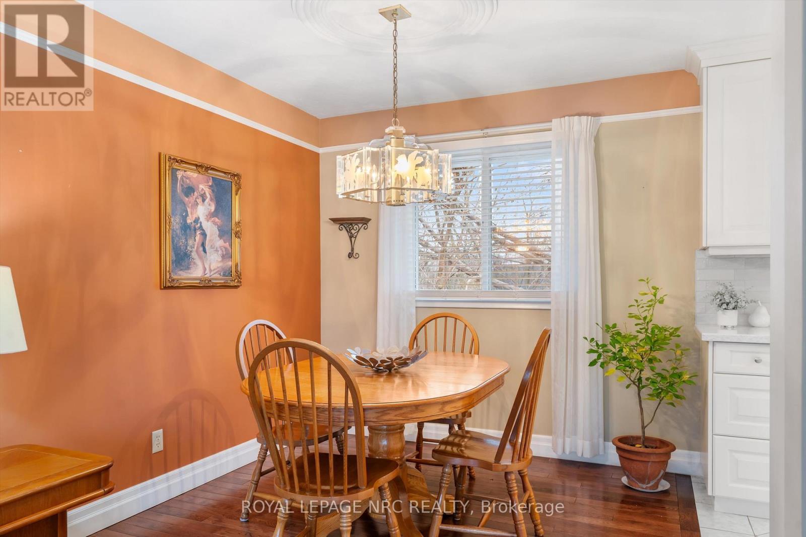 Dining room with hardwood floor - 26 Southdale Drive, St. Catharines (Vine/Linwell), ON - Indoor Photo Showing Dining Room