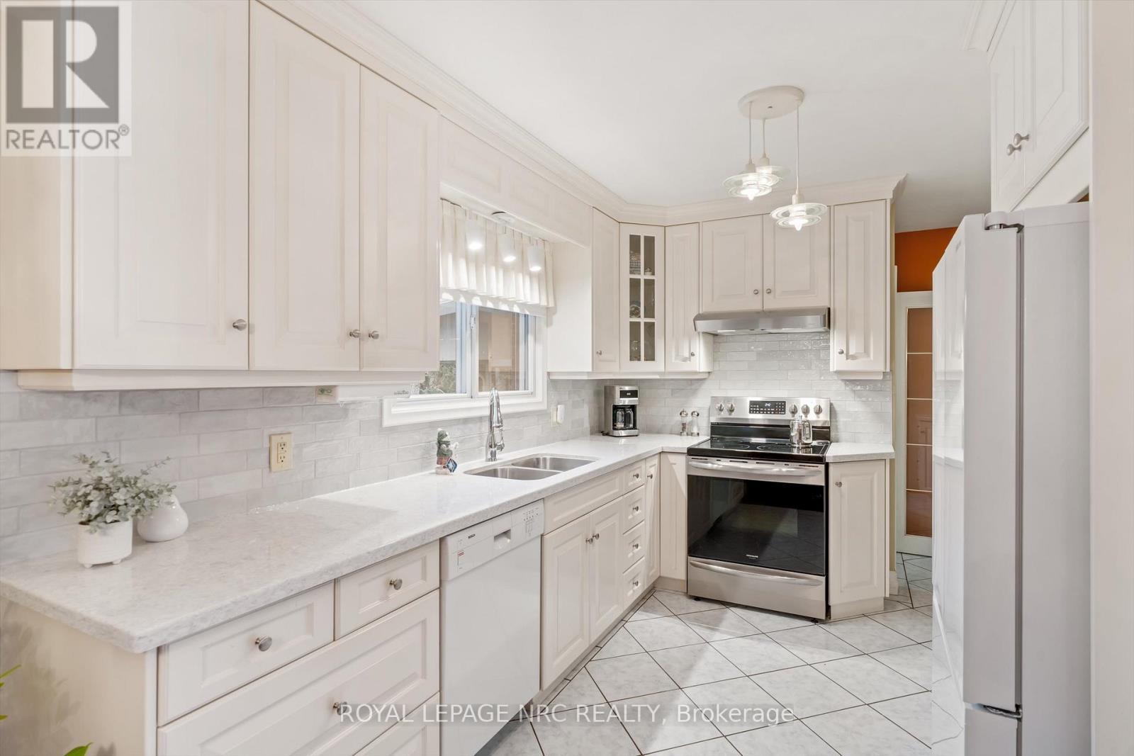 Appliances included - 26 Southdale Drive, St. Catharines (Vine/Linwell), ON - Indoor Photo Showing Kitchen With Double Sink