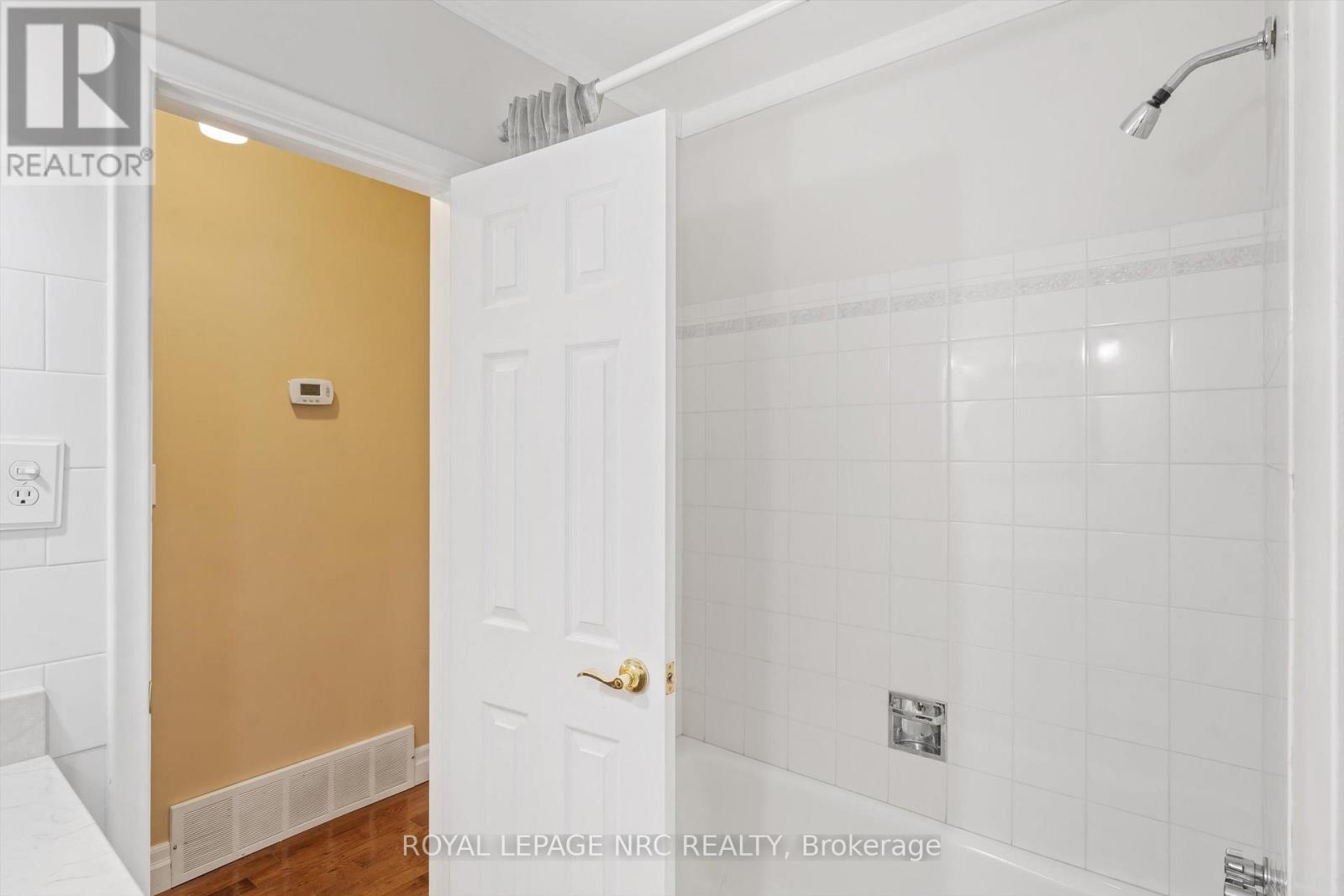 Bathtub in main floor bathroom - 26 Southdale Drive, St. Catharines (Vine/Linwell), ON - Indoor Photo Showing Bathroom