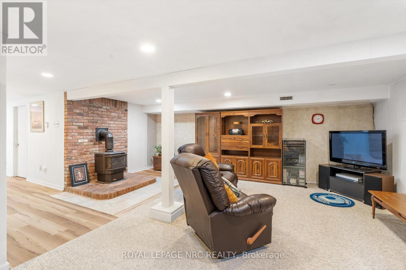 Gas freestanding fireplace - 26 Southdale Drive, St. Catharines (Vine/Linwell), ON - Indoor With Fireplace