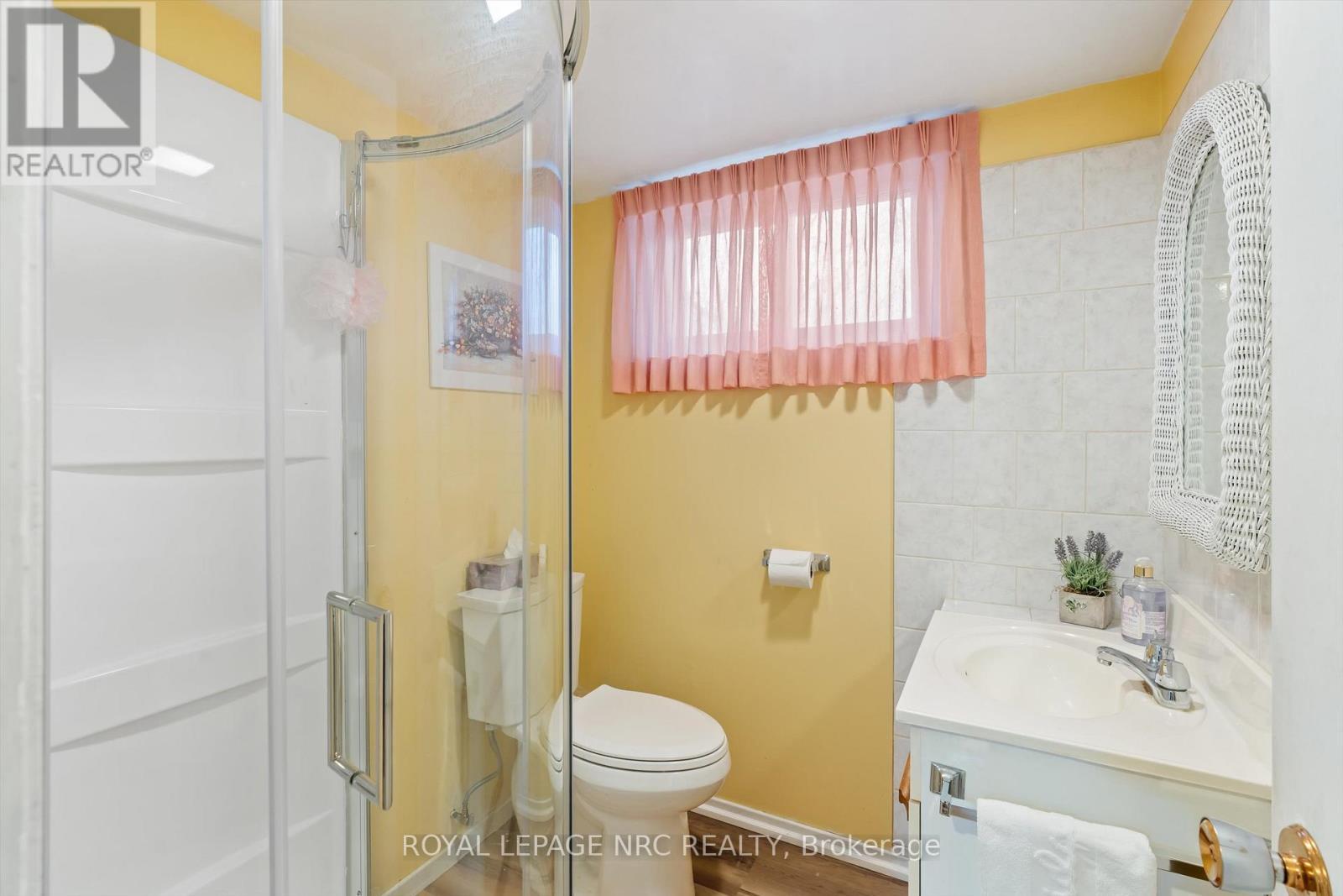 Lower bathroom - 26 Southdale Drive, St. Catharines (Vine/Linwell), ON - Indoor Photo Showing Bathroom