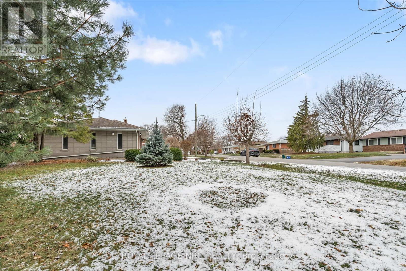 Lots of side yard - 26 Southdale Drive, St. Catharines (Vine/Linwell), ON - Outdoor