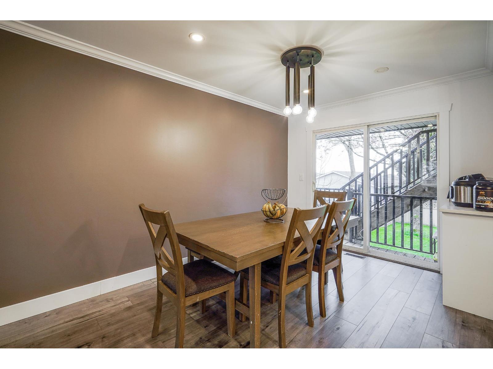 15270 84A Avenue, Surrey, BC - Indoor Photo Showing Dining Room
