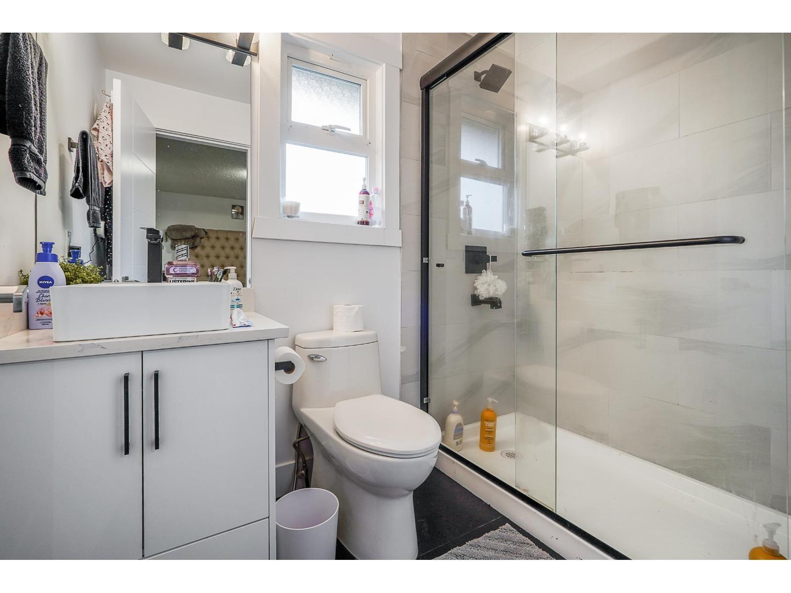 15270 84A Avenue, Surrey, BC - Indoor Photo Showing Bathroom