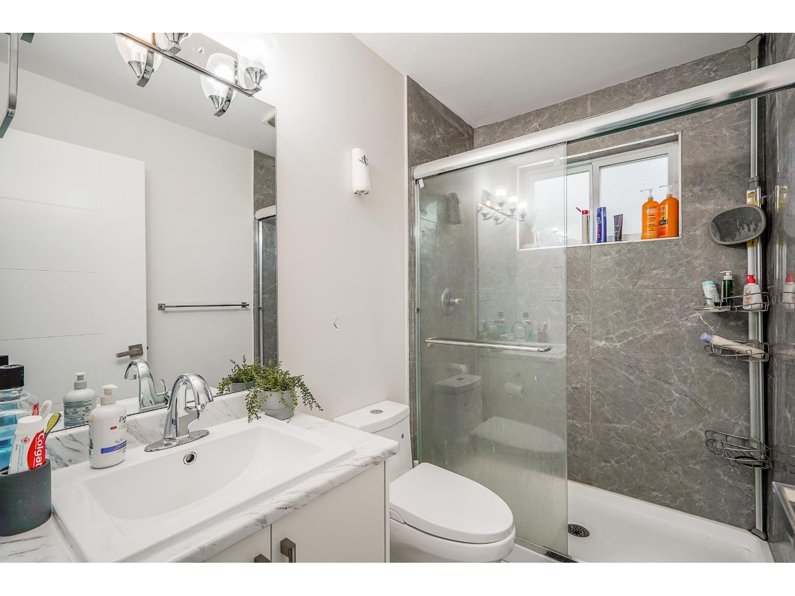 15270 84A Avenue, Surrey, BC - Indoor Photo Showing Bathroom