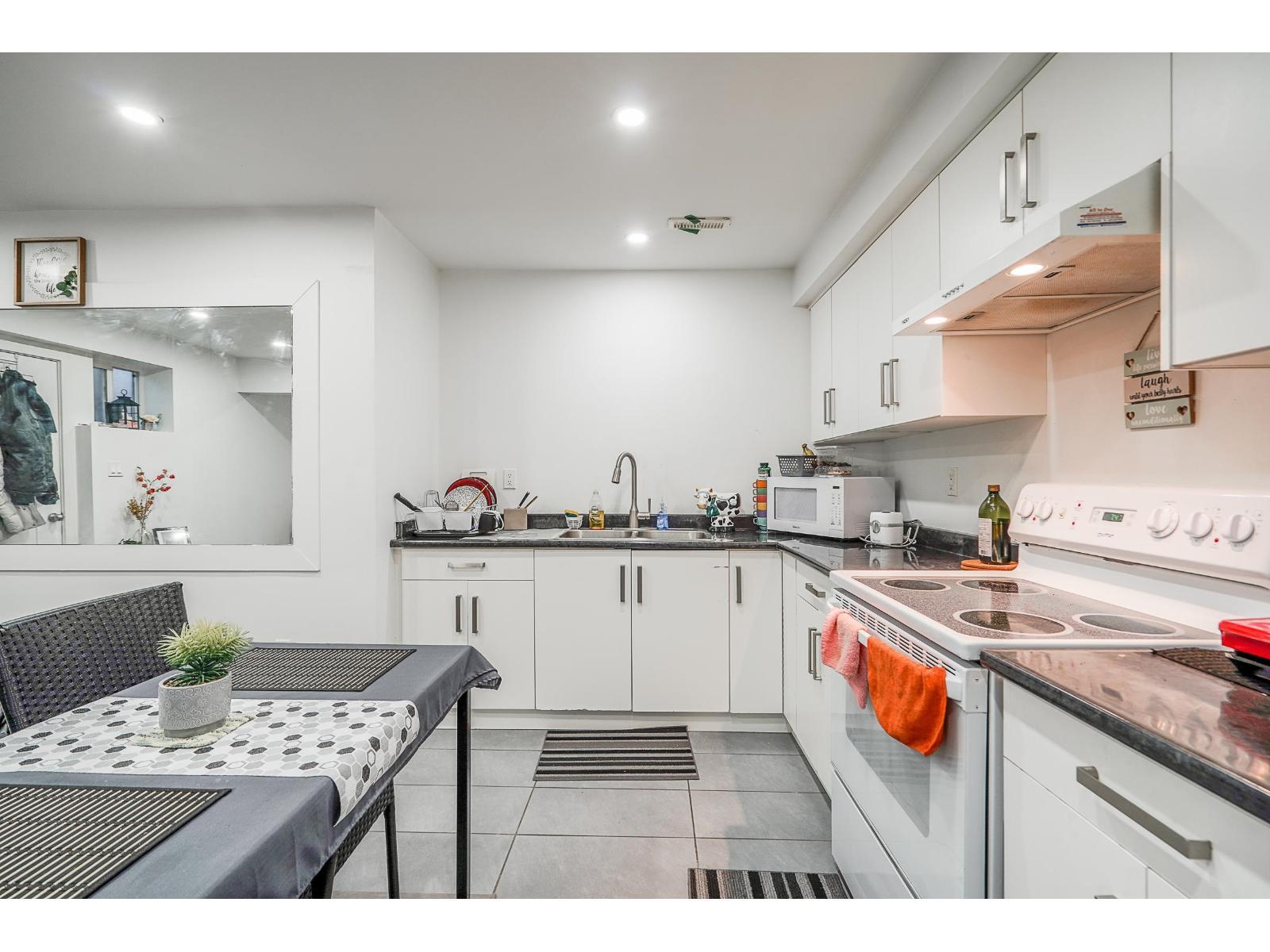 15270 84A Avenue, Surrey, BC - Indoor Photo Showing Kitchen With Double Sink