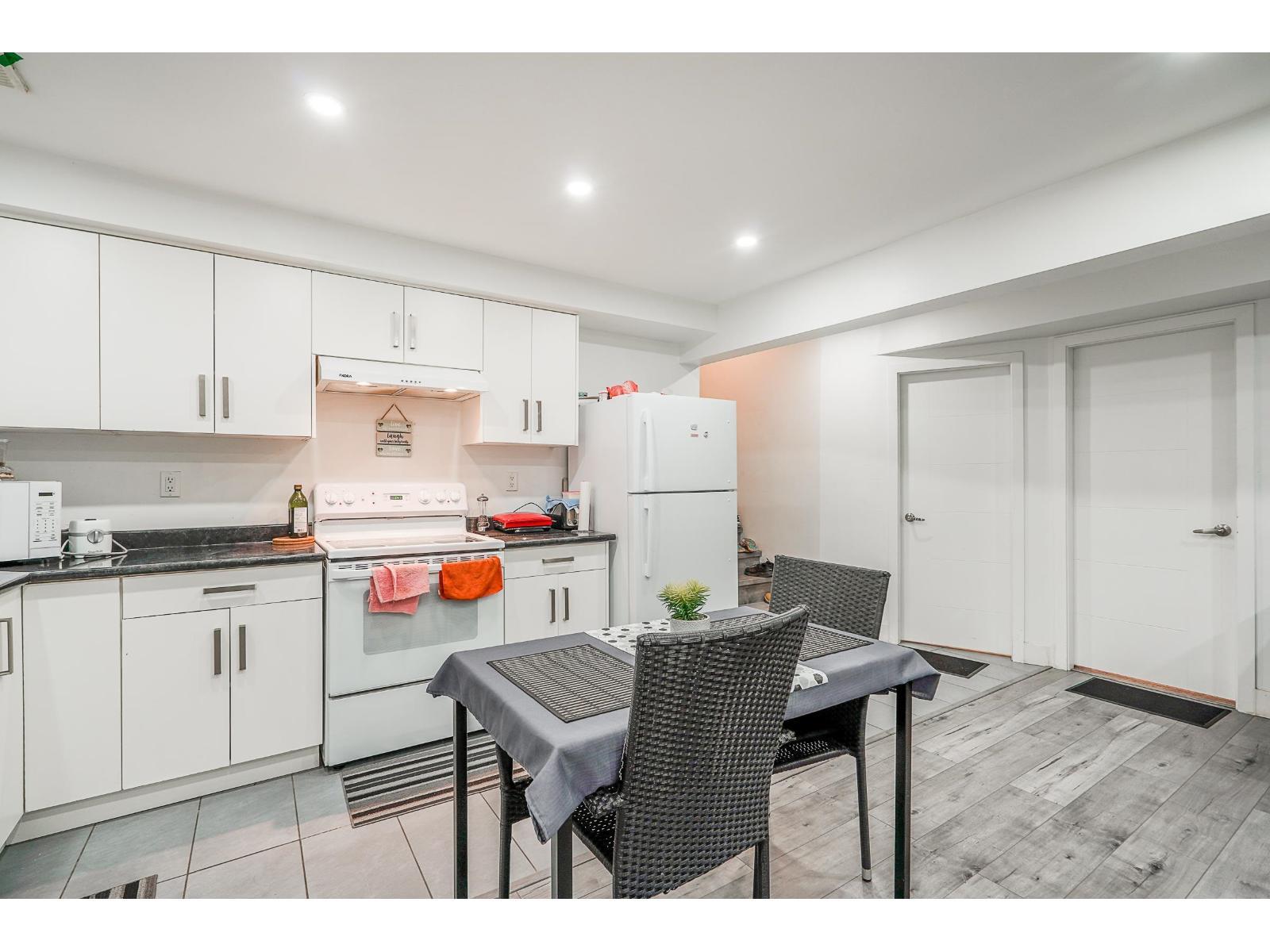 15270 84A Avenue, Surrey, BC - Indoor Photo Showing Kitchen