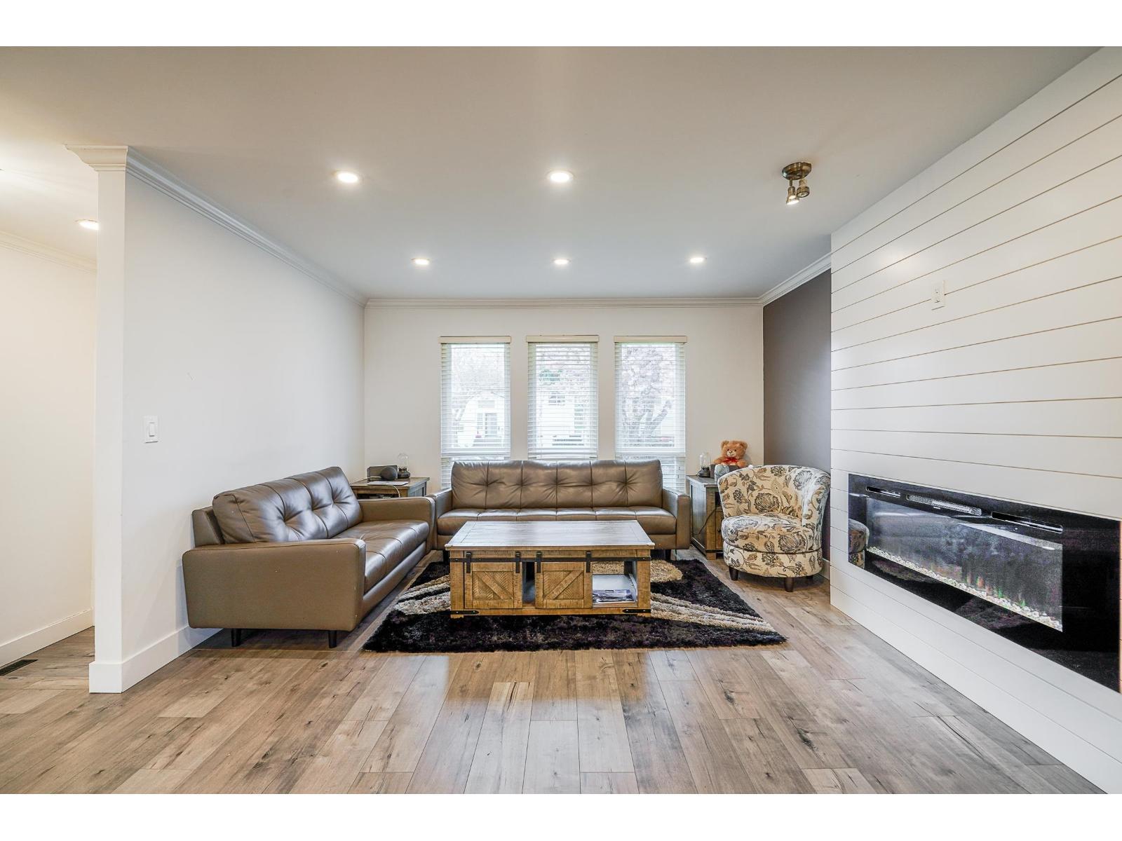 15270 84A Avenue, Surrey, BC - Indoor Photo Showing Living Room With Fireplace