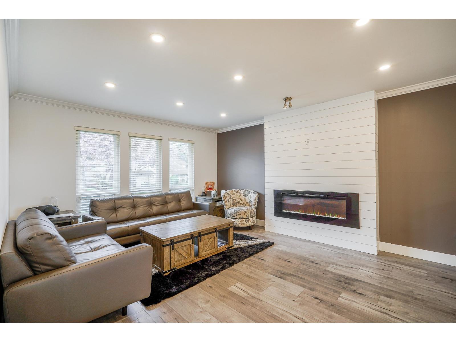 15270 84A Avenue, Surrey, BC - Indoor Photo Showing Living Room With Fireplace