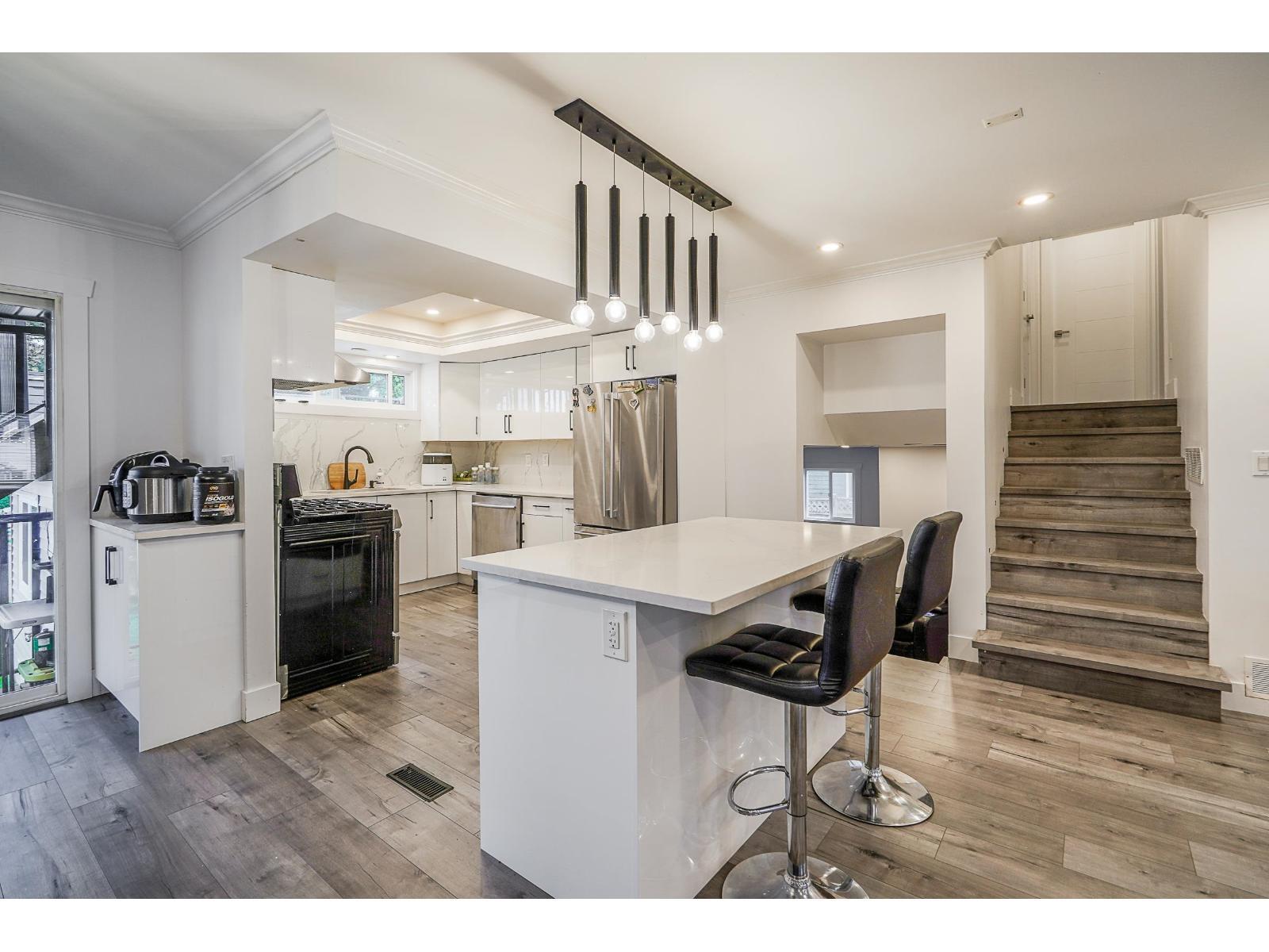 15270 84A Avenue, Surrey, BC - Indoor Photo Showing Kitchen With Upgraded Kitchen