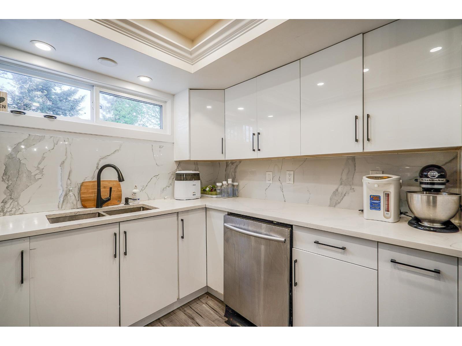 15270 84A Avenue, Surrey, BC - Indoor Photo Showing Kitchen With Double Sink