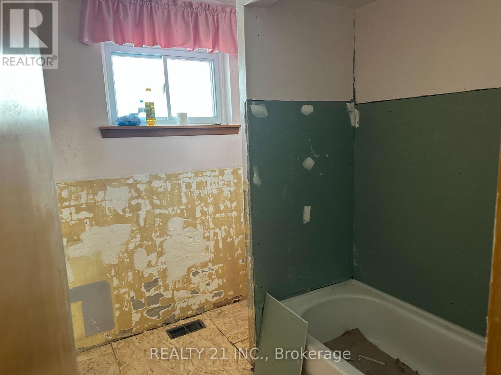 26 Martindale Road, Toronto, ON - Indoor Photo Showing Bathroom