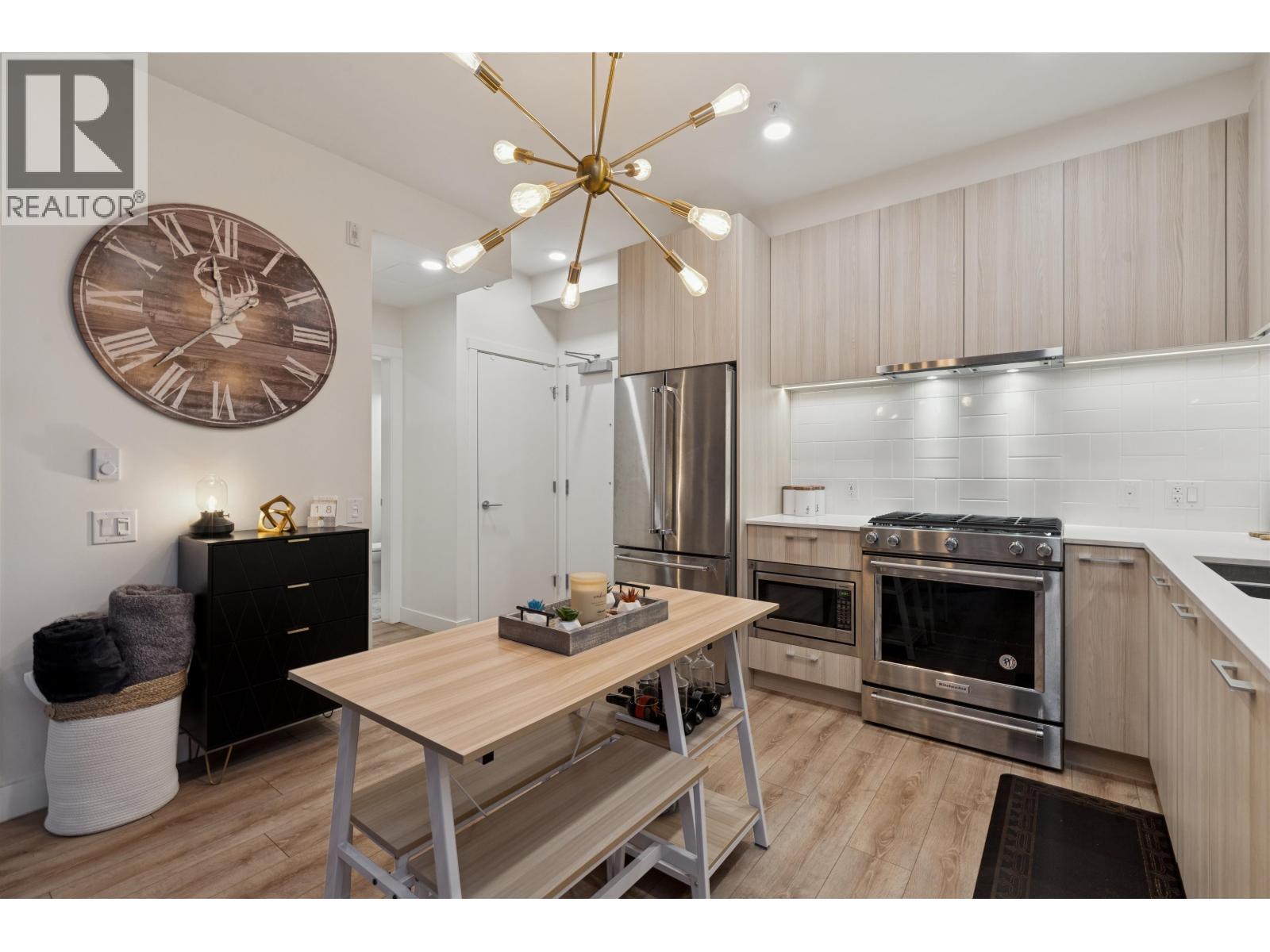 225 721 Anskar Court, Coquitlam, BC - Indoor Photo Showing Kitchen With Upgraded Kitchen