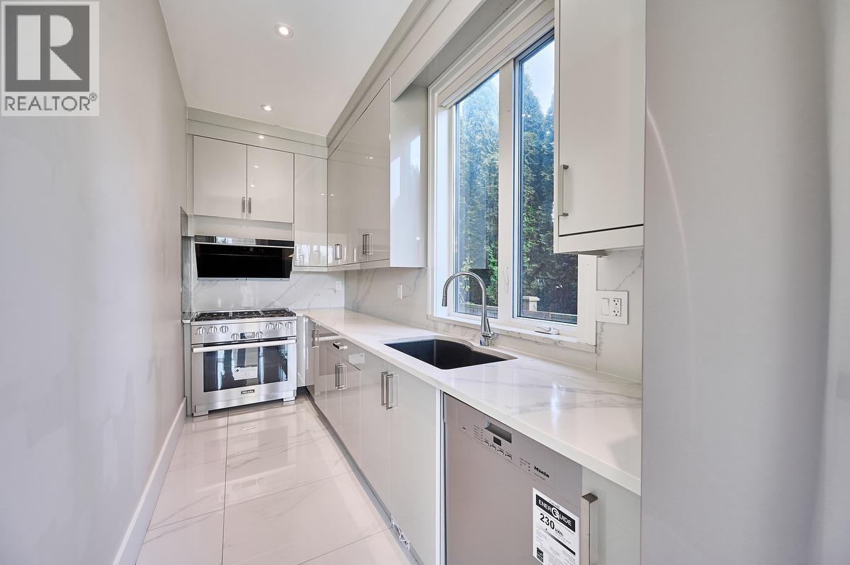 7680 Steveston Highway, Richmond, BC - Indoor Photo Showing Kitchen With Upgraded Kitchen