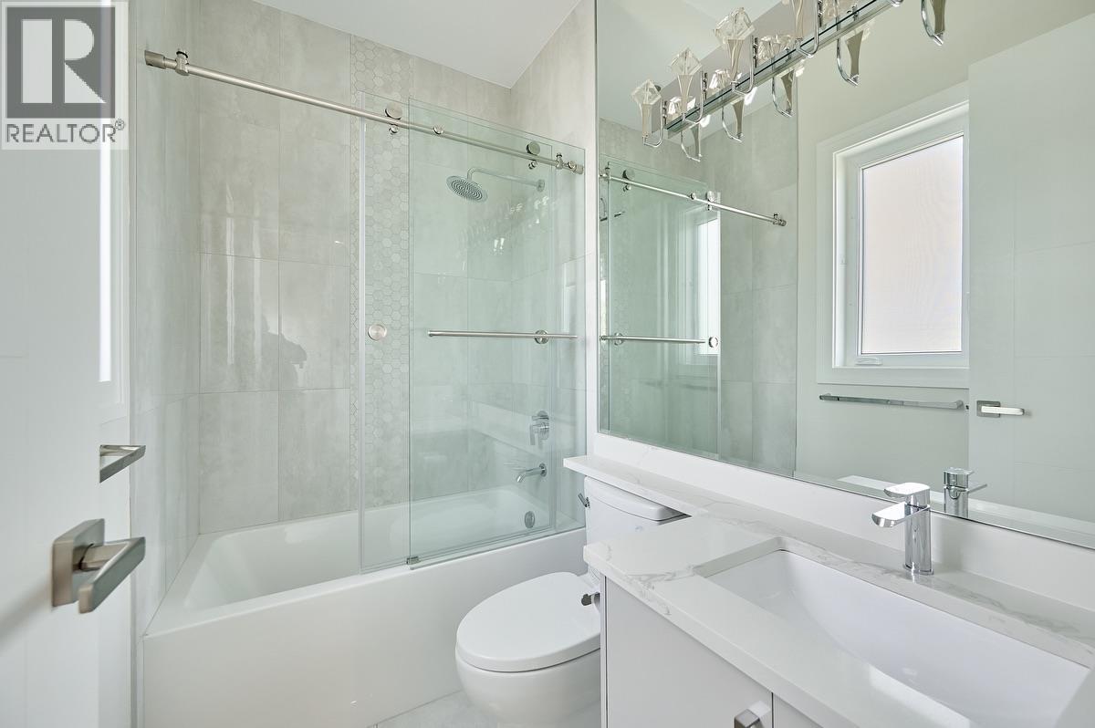 7680 Steveston Highway, Richmond, BC - Indoor Photo Showing Bathroom