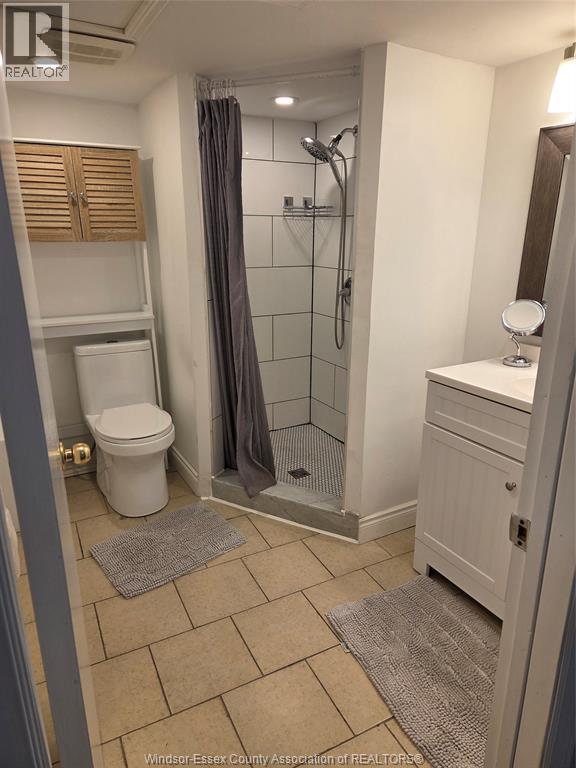 1665 Grand Marais Unit# Lower, Windsor, ON - Indoor Photo Showing Bathroom