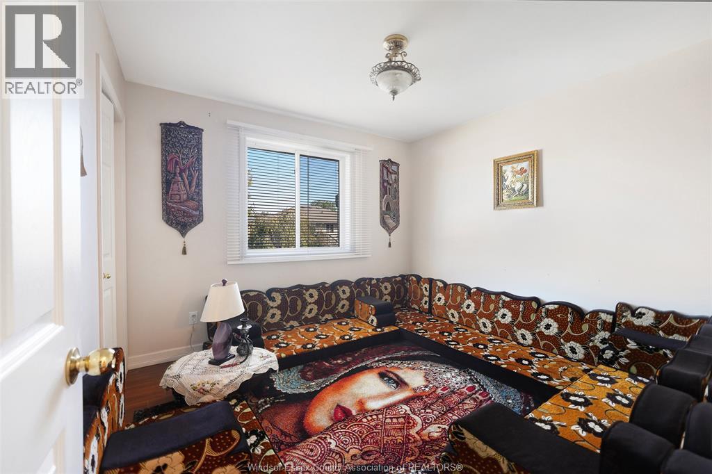 1454 Clover Avenue, Windsor, ON - Indoor Photo Showing Living Room