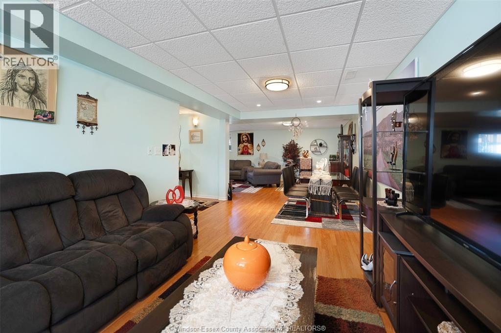 1454 Clover Avenue, Windsor, ON - Indoor Photo Showing Living Room