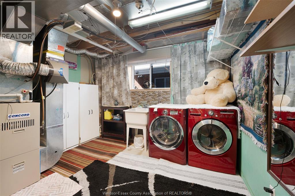 1454 Clover Avenue, Windsor, ON - Indoor Photo Showing Laundry Room