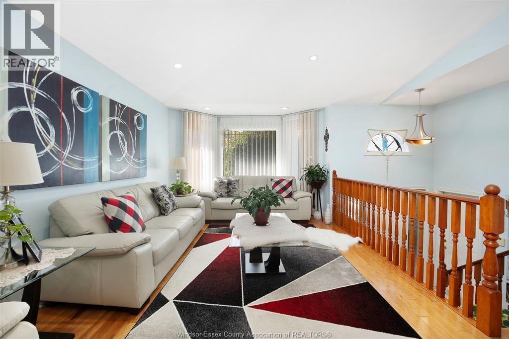 1454 Clover Avenue, Windsor, ON - Indoor Photo Showing Living Room