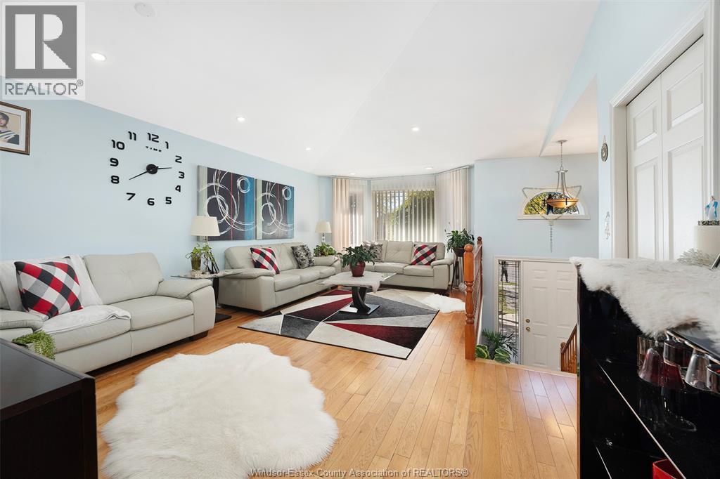 1454 Clover Avenue, Windsor, ON - Indoor Photo Showing Living Room