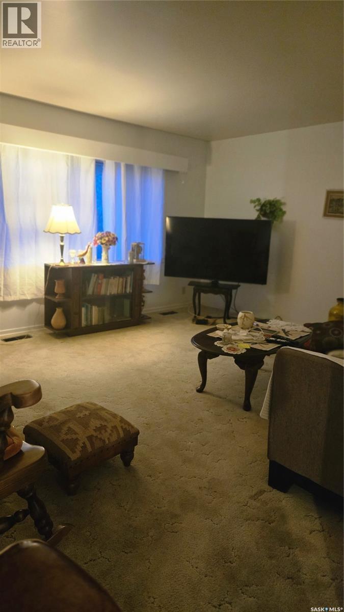 832 Peters Avenue, Oxbow, SK - Indoor