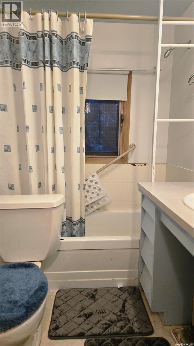 832 Peters Avenue, Oxbow, SK - Indoor Photo Showing Bathroom
