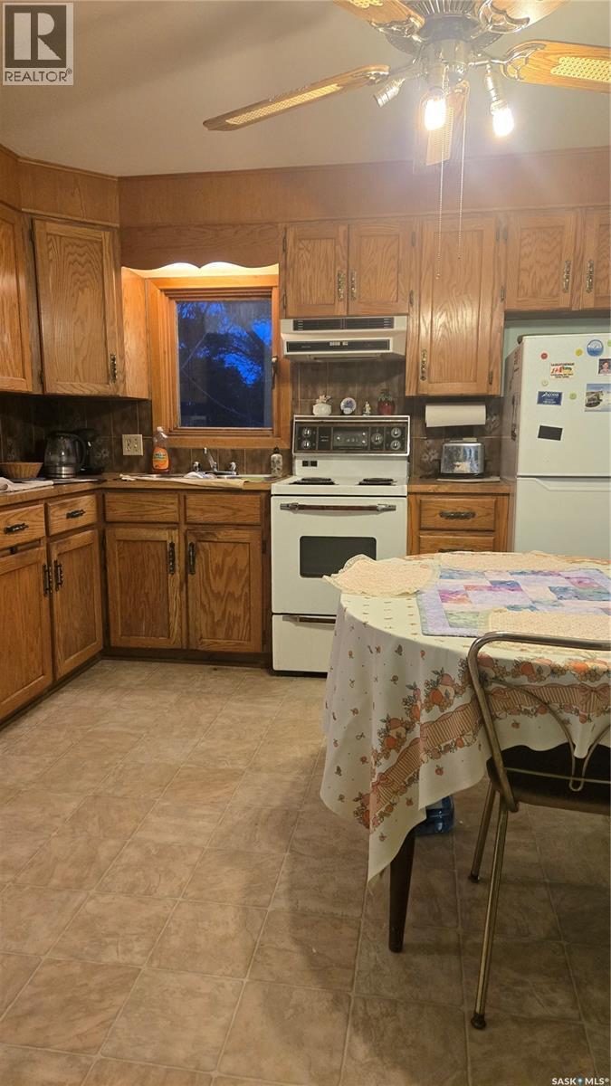 832 Peters Avenue, Oxbow, SK - Indoor Photo Showing Kitchen