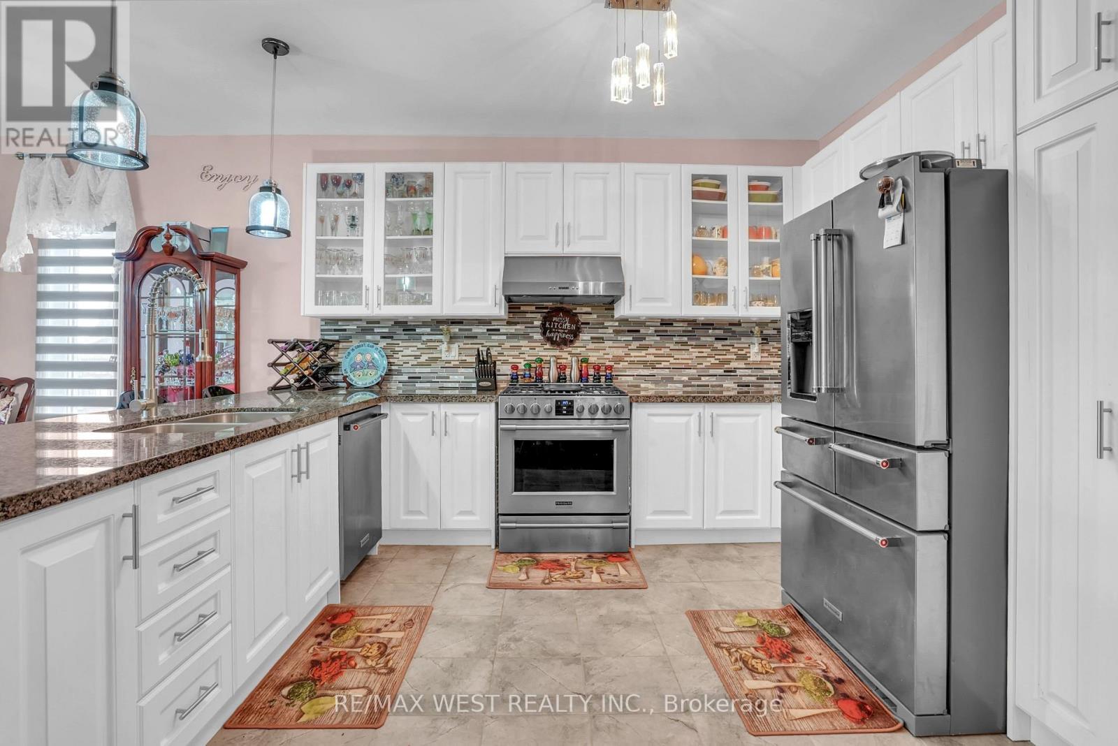 126 Kingsmere Crescent, New Tecumseth, ON - Indoor Photo Showing Kitchen With Upgraded Kitchen