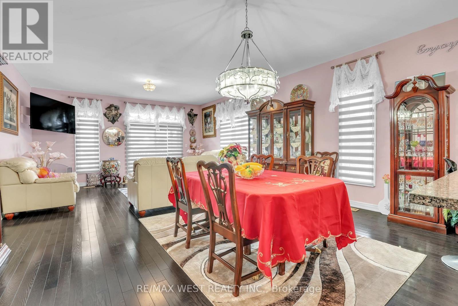 126 Kingsmere Crescent, New Tecumseth, ON - Indoor Photo Showing Dining Room