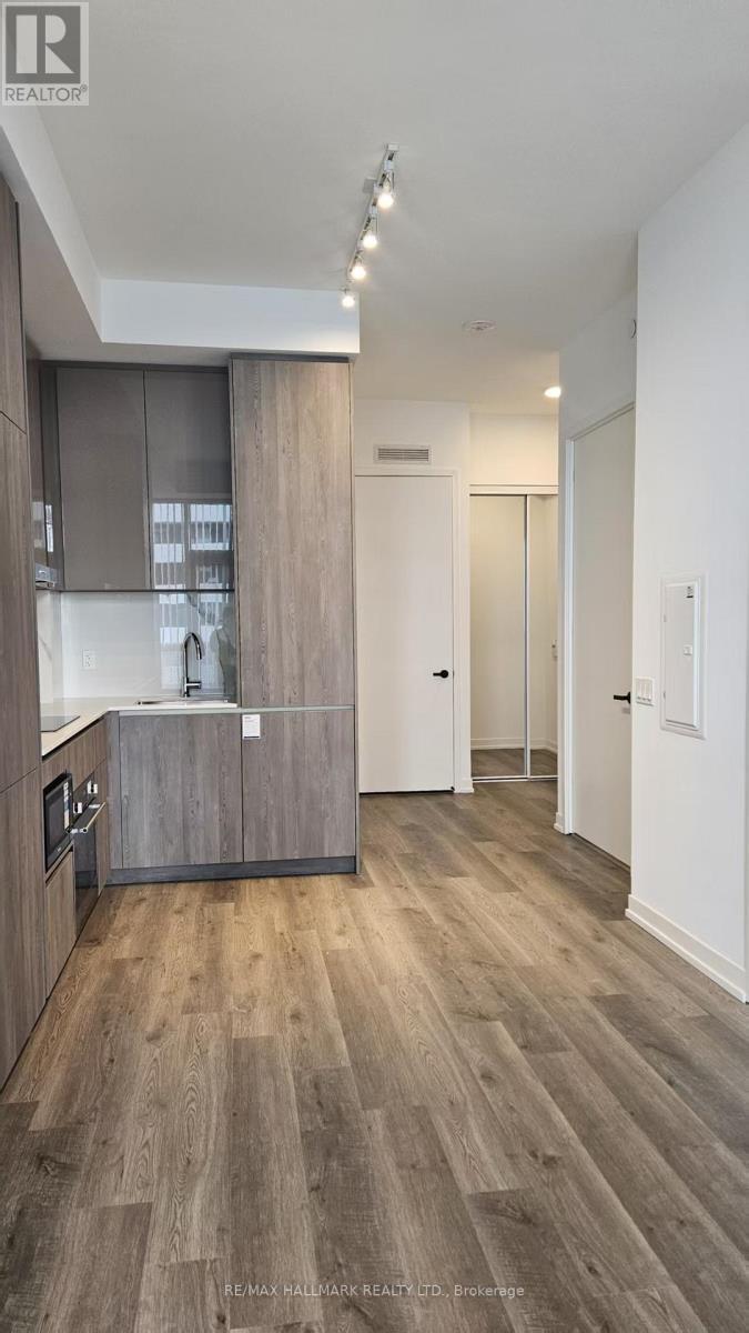 1910 - 8 Interchange Way, Vaughan, ON - Indoor Photo Showing Kitchen