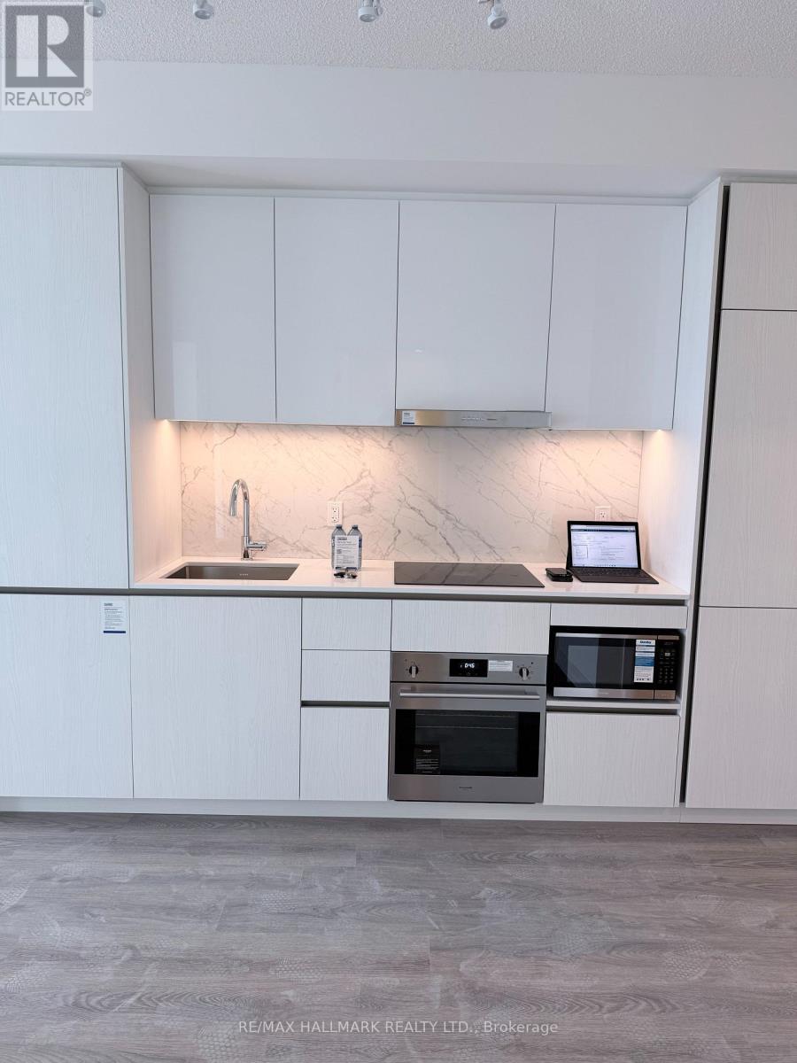 1010 - 8 Interchnage Way, Vaughan, ON - Indoor Photo Showing Kitchen