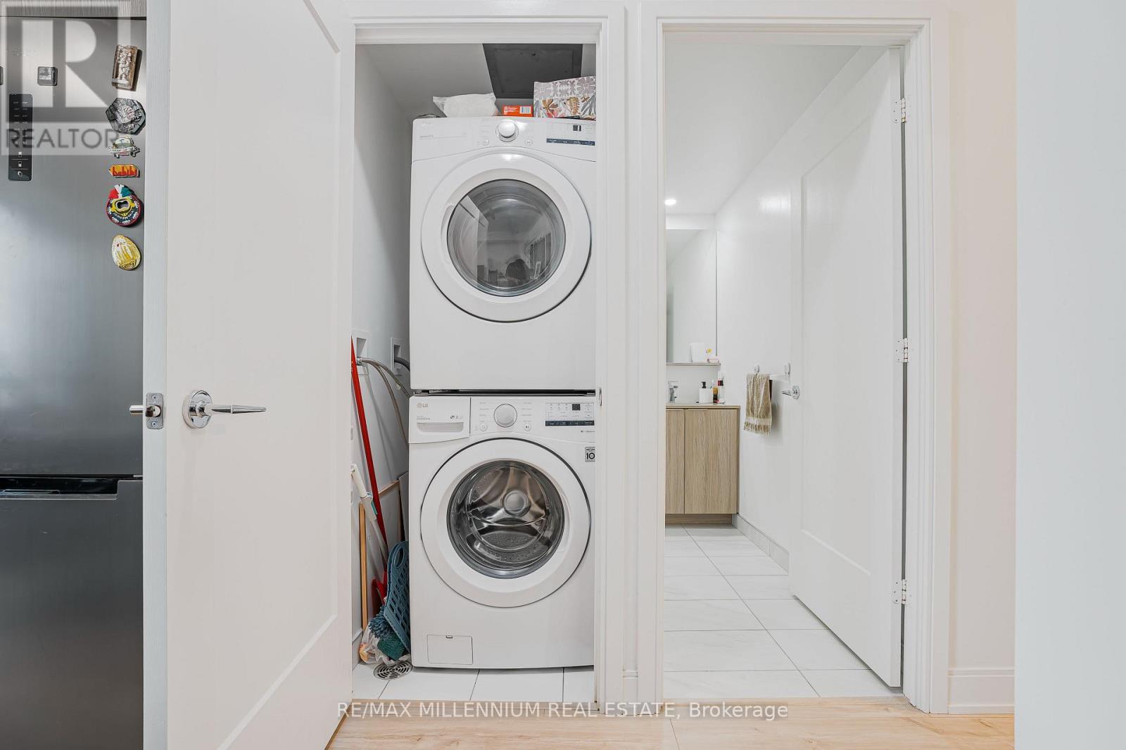 316 - 65 Annie Craig Drive N, Toronto, ON - Indoor Photo Showing Laundry Room