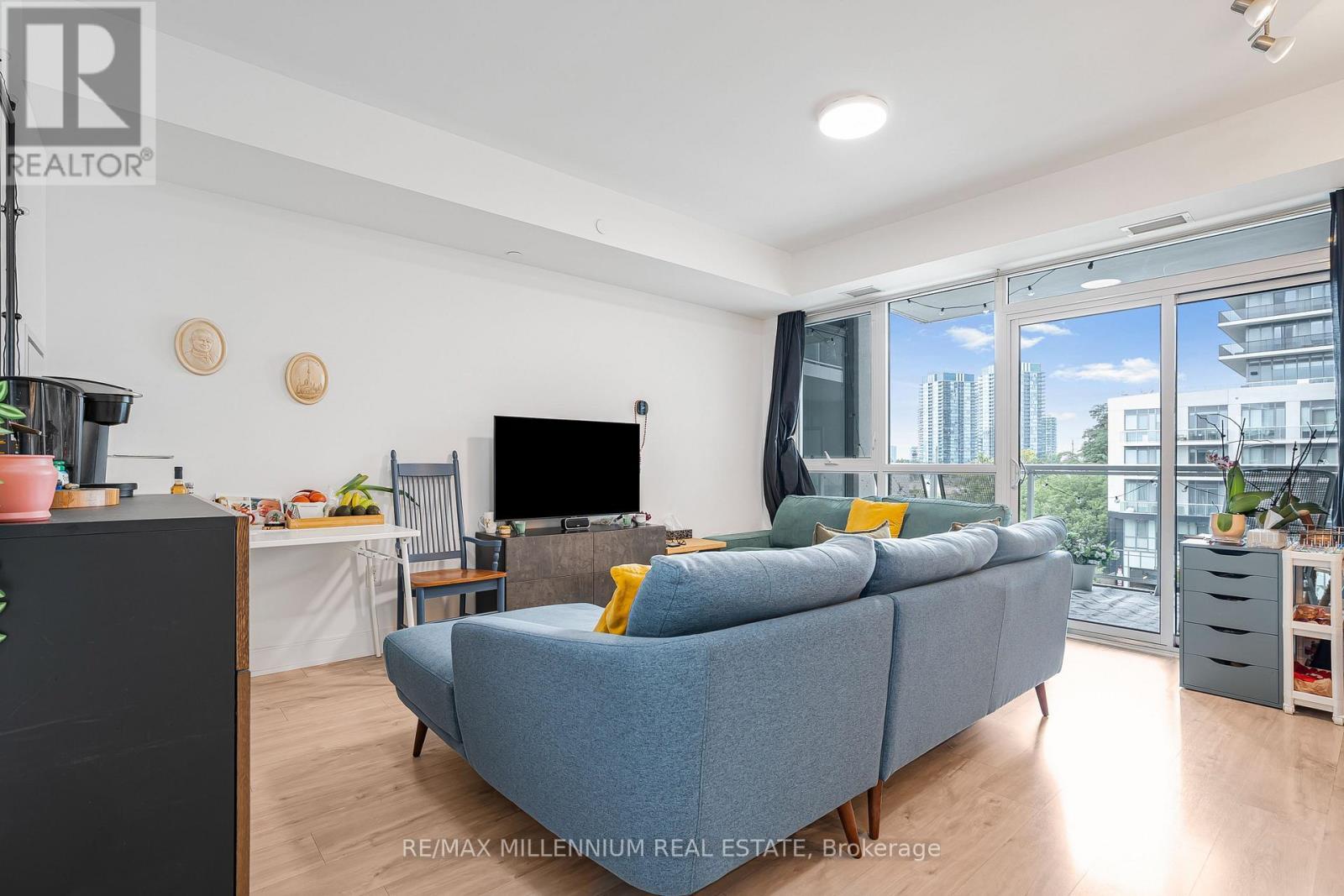 316 - 65 Annie Craig Drive N, Toronto, ON - Indoor Photo Showing Living Room