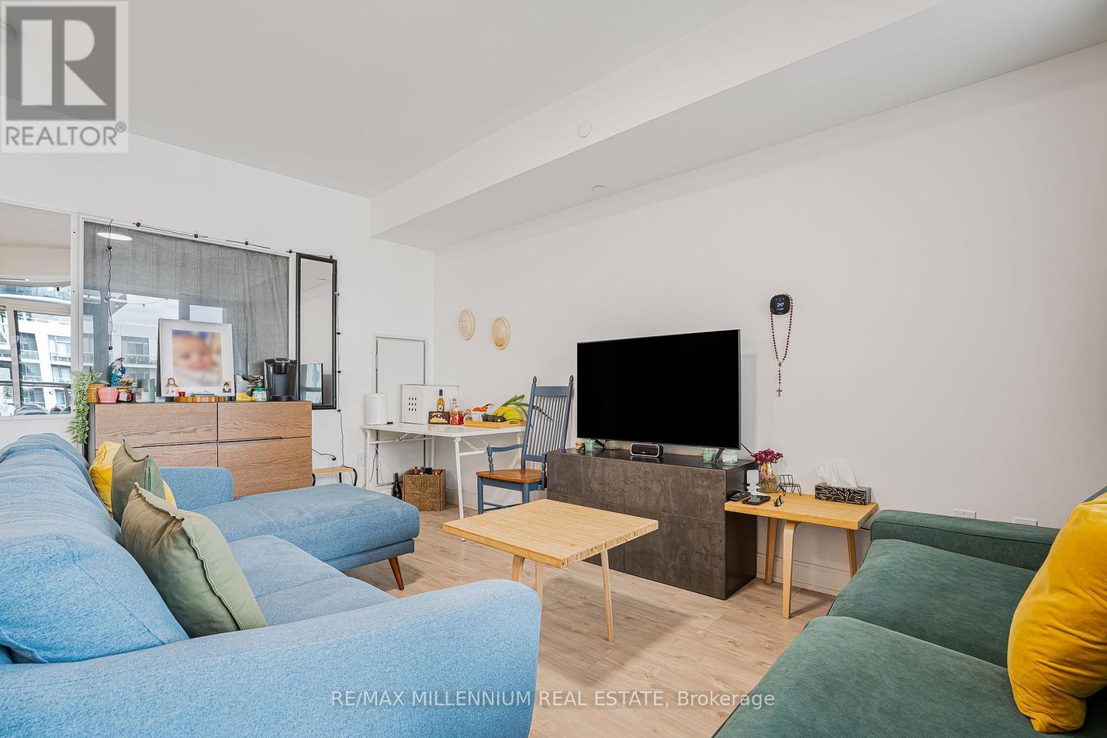 316 - 65 Annie Craig Drive N, Toronto, ON - Indoor Photo Showing Living Room