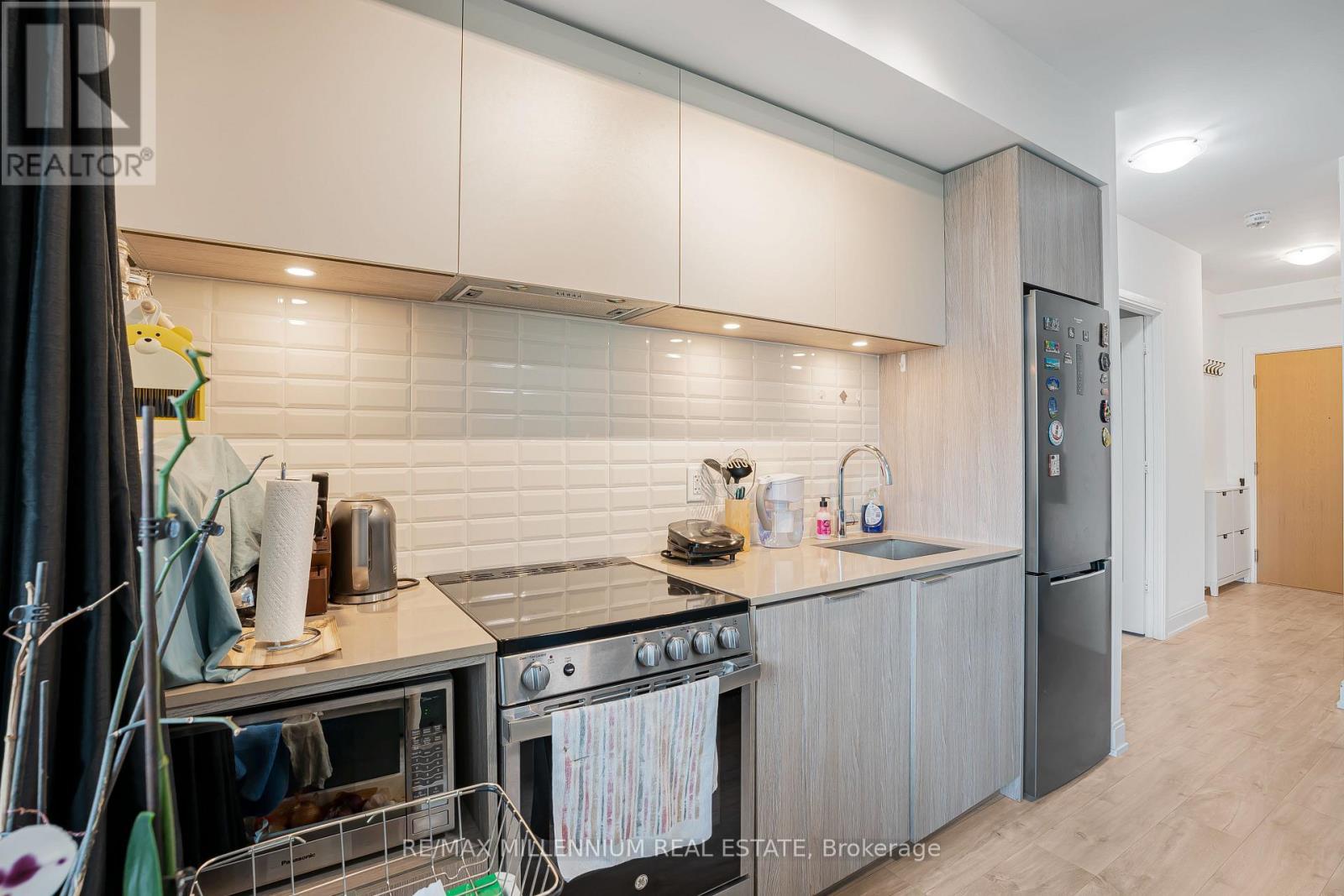 316 - 65 Annie Craig Drive N, Toronto, ON - Indoor Photo Showing Kitchen With Upgraded Kitchen