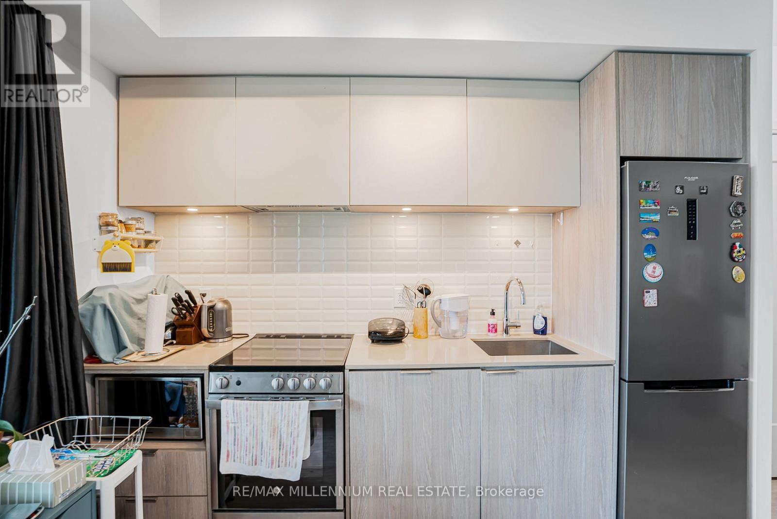316 - 65 Annie Craig Drive N, Toronto, ON - Indoor Photo Showing Kitchen