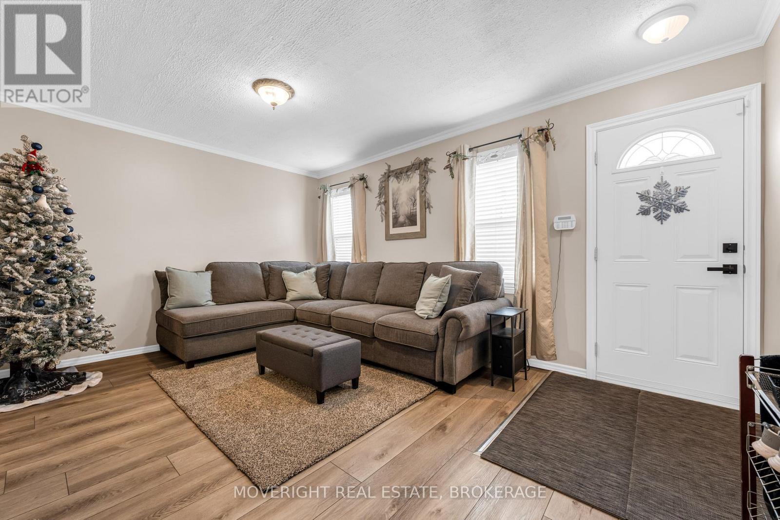 57 Dieppe Road, St. Catharines (Facer), ON - Indoor Photo Showing Living Room