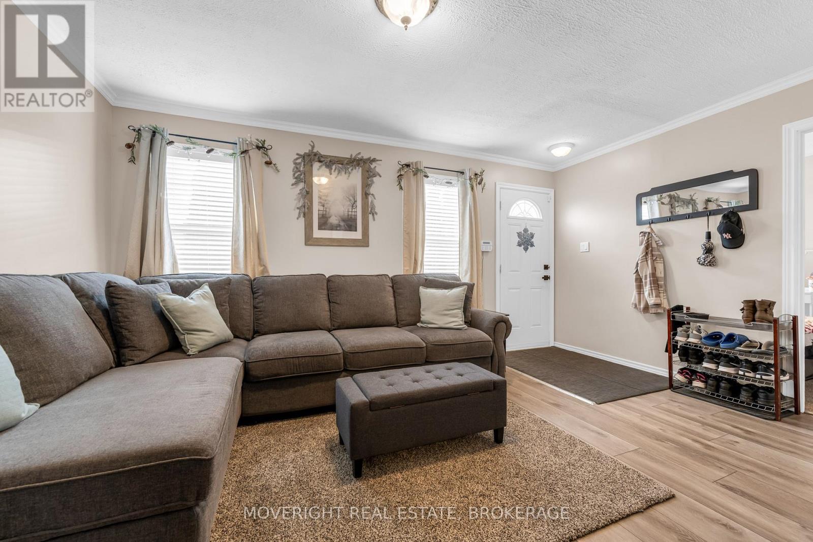 57 Dieppe Road, St. Catharines (Facer), ON - Indoor Photo Showing Living Room