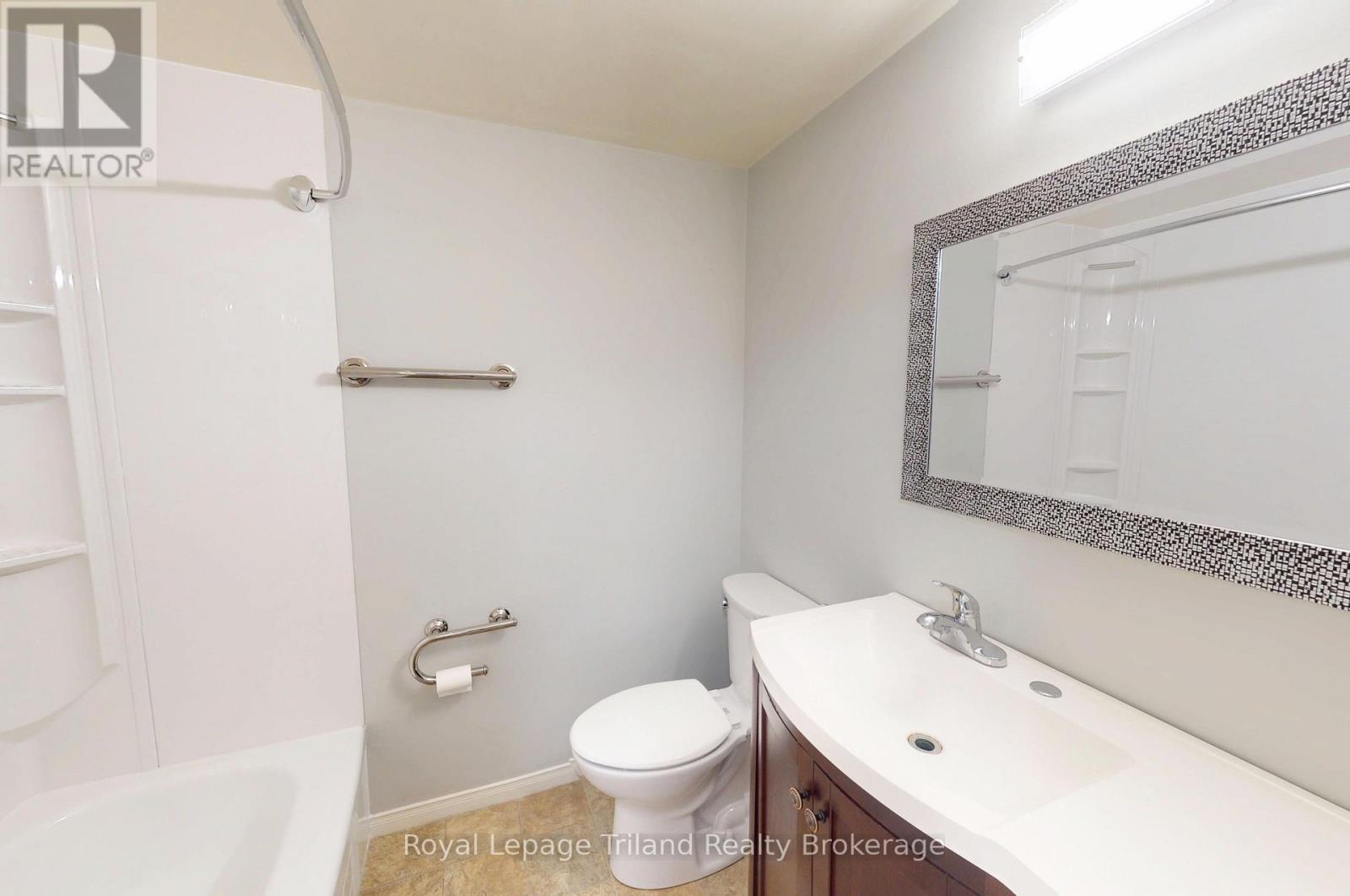 644 Brant Street, Woodstock (Woodstock - North), ON - Indoor Photo Showing Bathroom