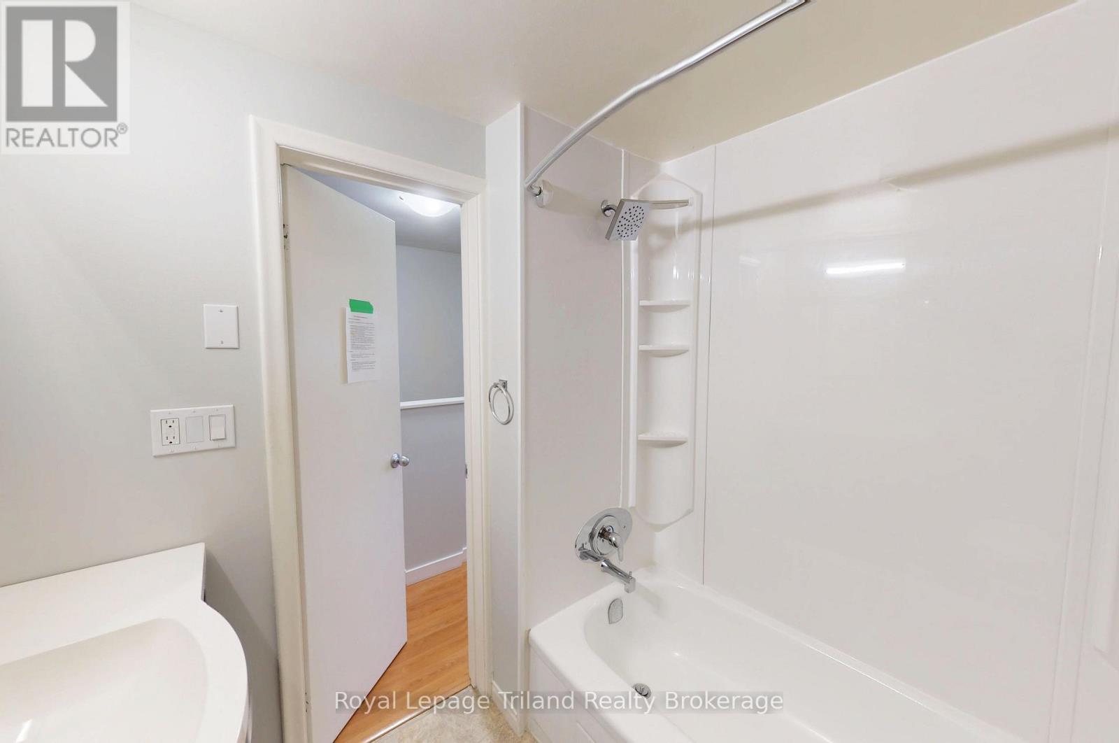 644 Brant Street, Woodstock (Woodstock - North), ON - Indoor Photo Showing Bathroom