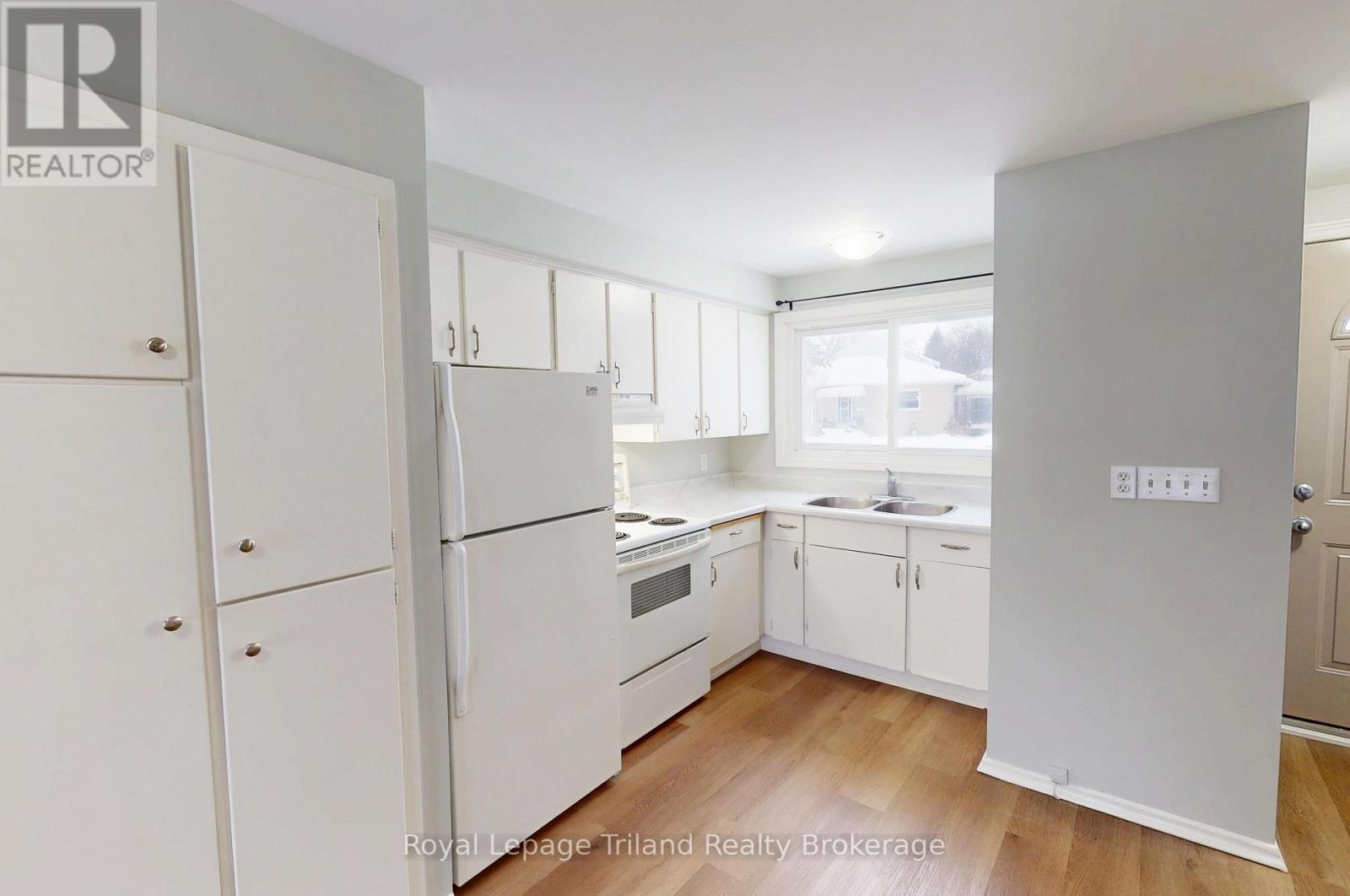 644 Brant Street, Woodstock (Woodstock - North), ON - Indoor Photo Showing Kitchen With Double Sink