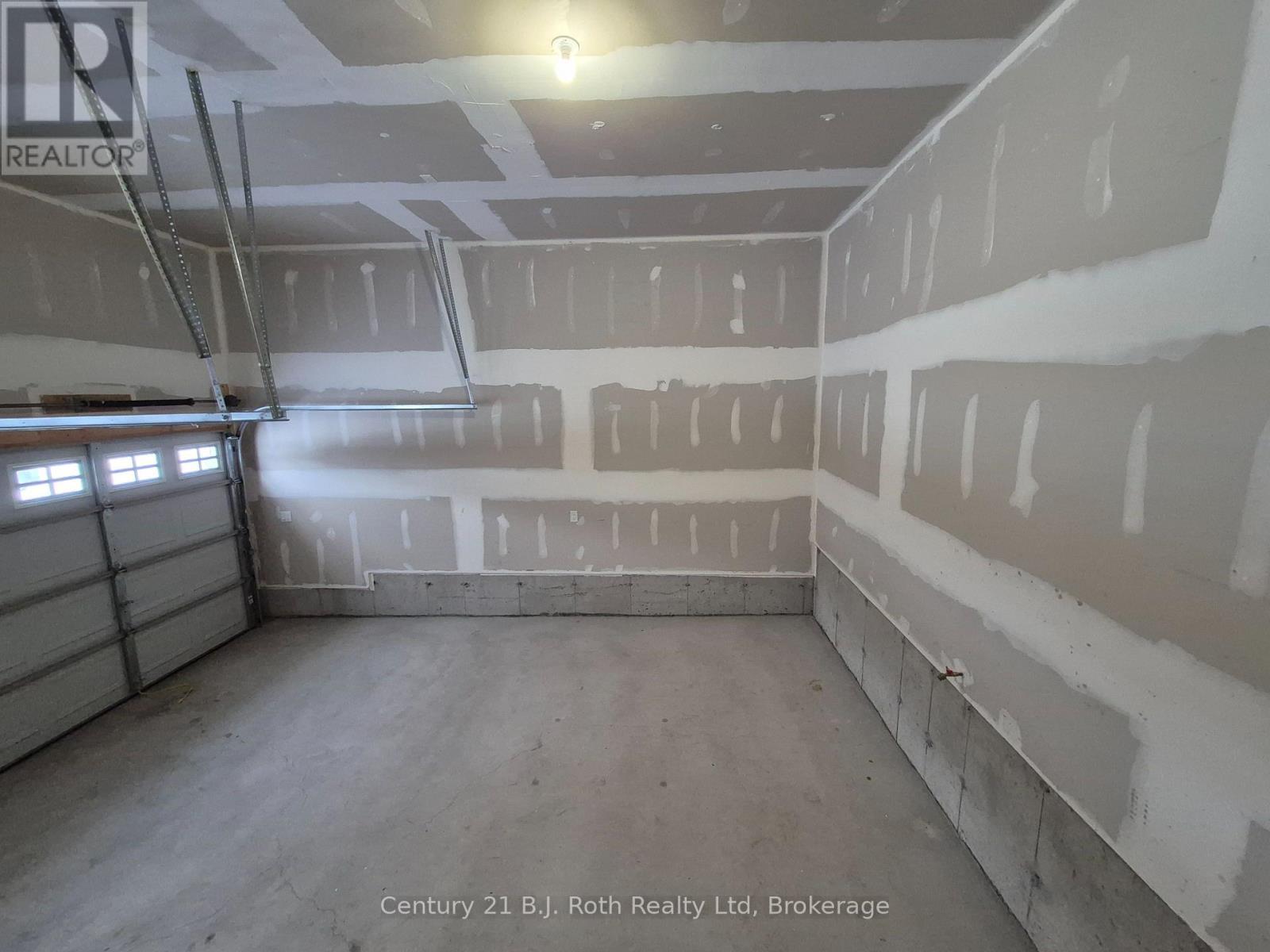 18 Revol Road, Penetanguishene, ON - Indoor Photo Showing Garage